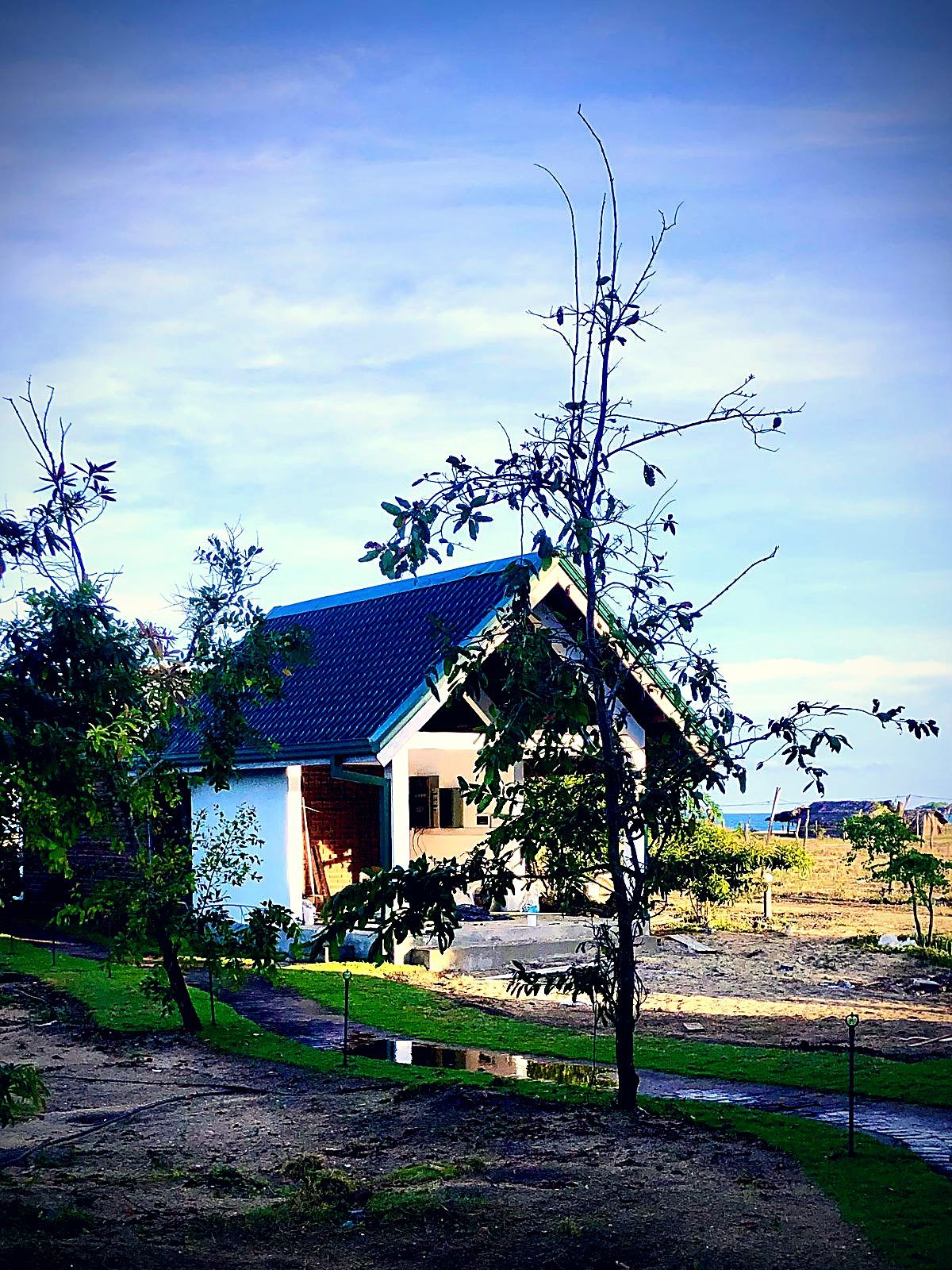 A-frame cottage and garden by the sea at Pini Villa