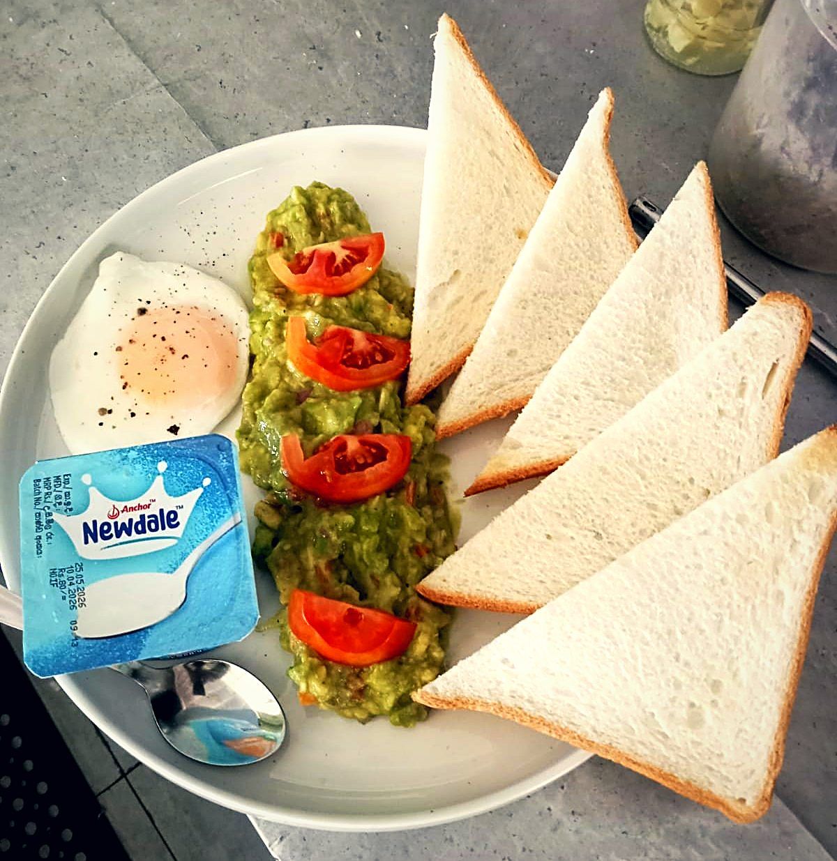 Avocado on toast with fresh tomato