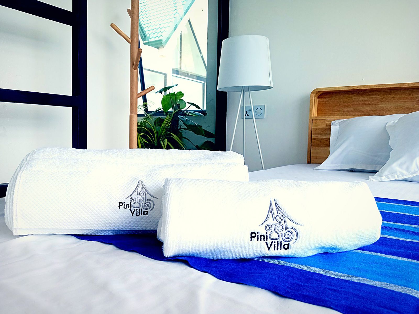 Bright sea-view room at Pini Villa